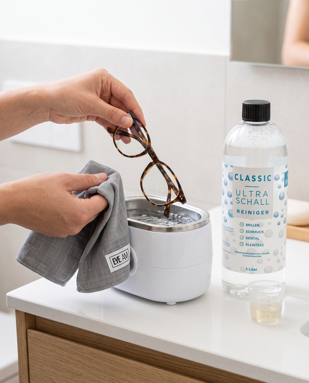 Brille nach dem Ultraschallbad mit dem Mikrofasertuch trocknen