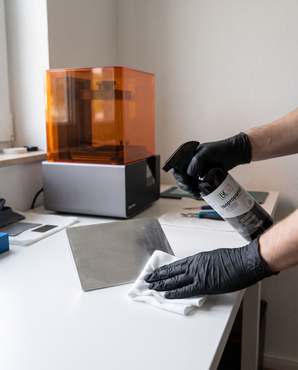 Isopropanol auf die Druckplatte des 3D-Druckers sprühen und fusselfrei abwischen