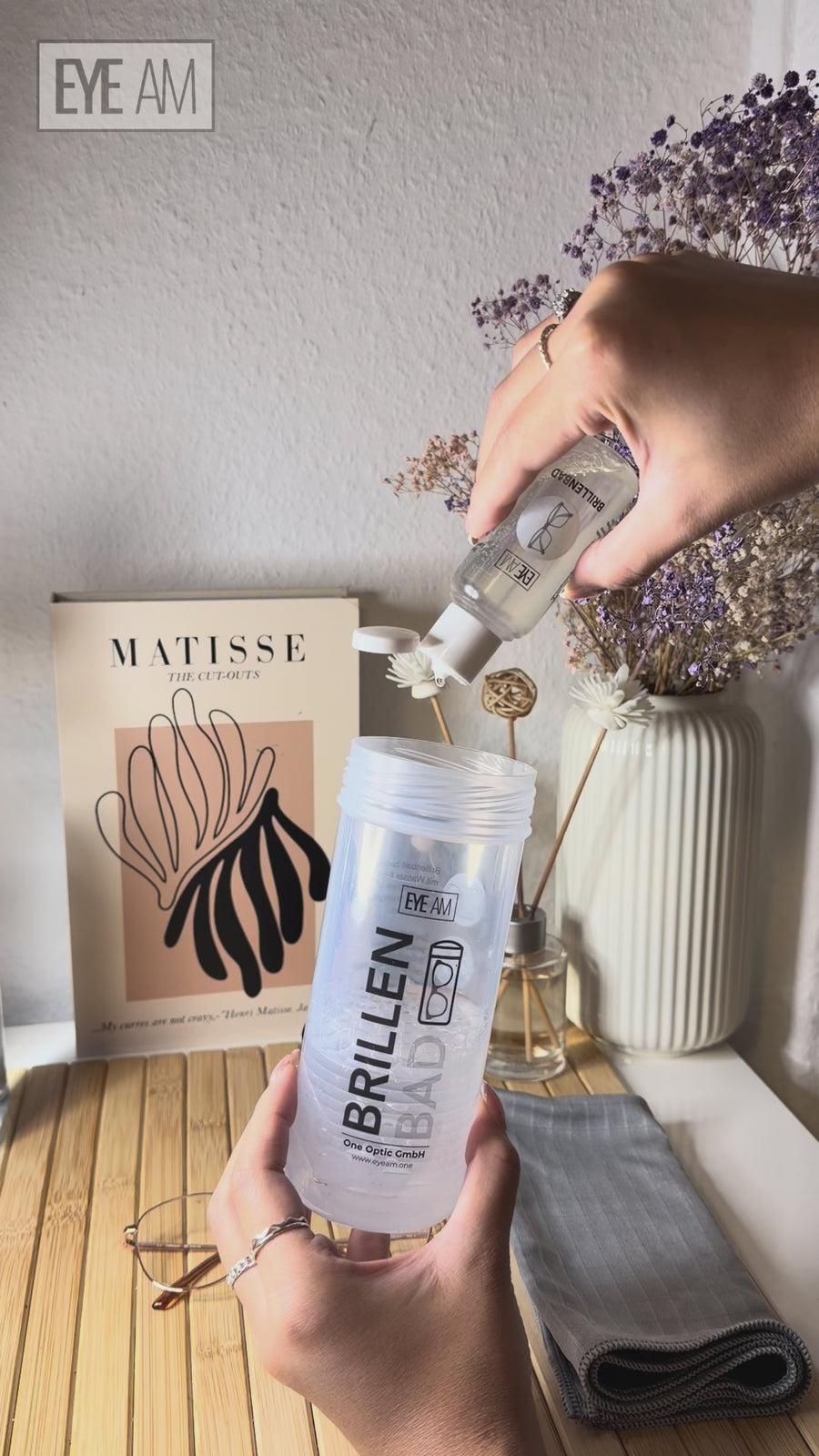 Das EyeAm Brillenbad Set kombiniert Brillenbad, 50ml Spezialreiniger und Mikrofasertuch für perfekte Reinigung. Streifenfreie Ergebnisse und klare Sicht in Sekunden – ideal für den Alltag.