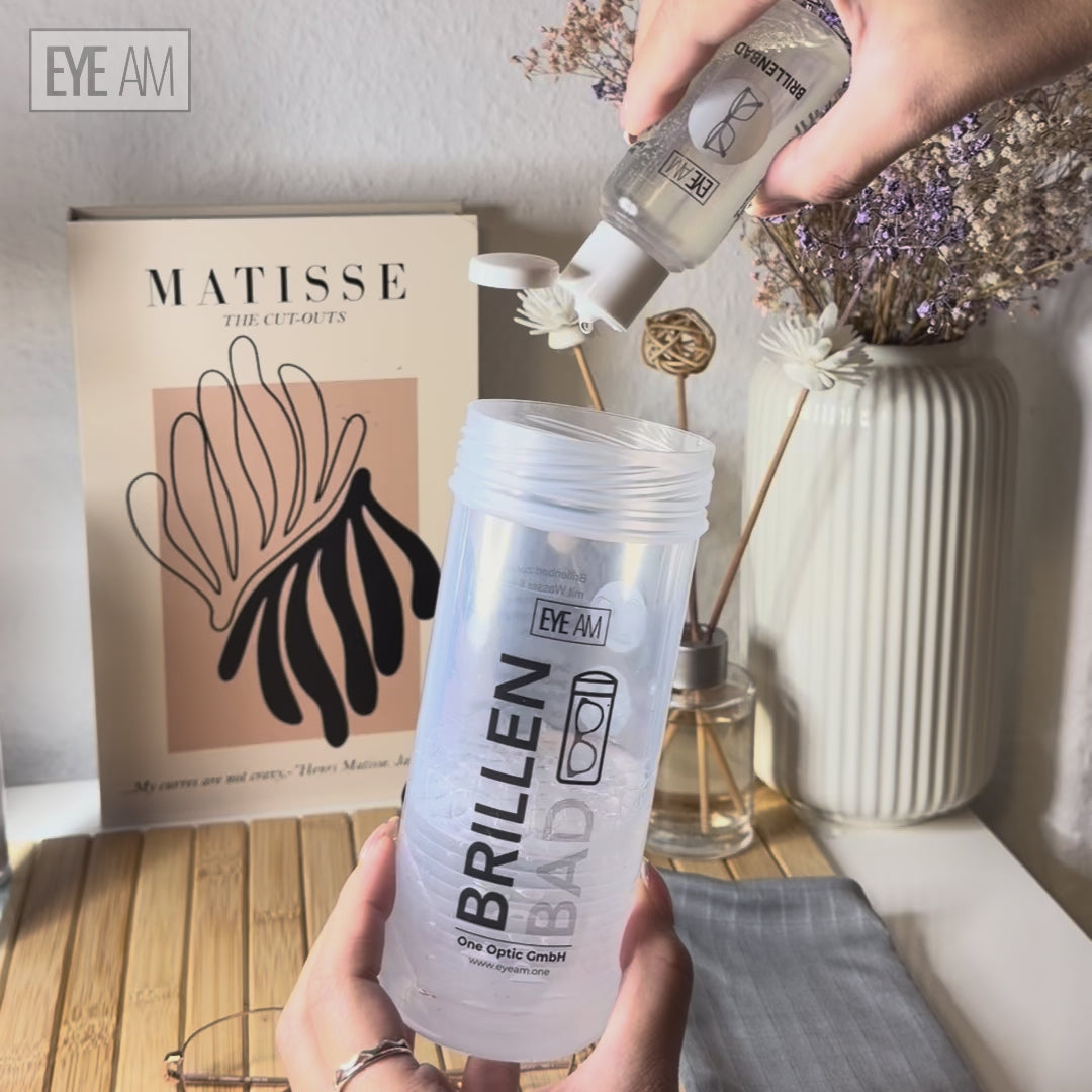 Das EyeAm Brillenbad Set kombiniert Brillenbad, 50ml Spezialreiniger und Mikrofasertuch für perfekte Reinigung. Streifenfreie Ergebnisse und klare Sicht in Sekunden – ideal für den Alltag.