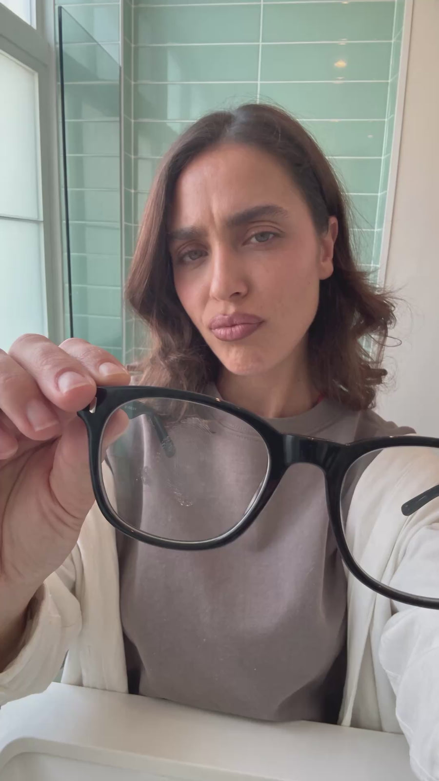 EyeAm Brillenbad im Alltag, Clip 1, mit KI-Unterstützung erstellt
