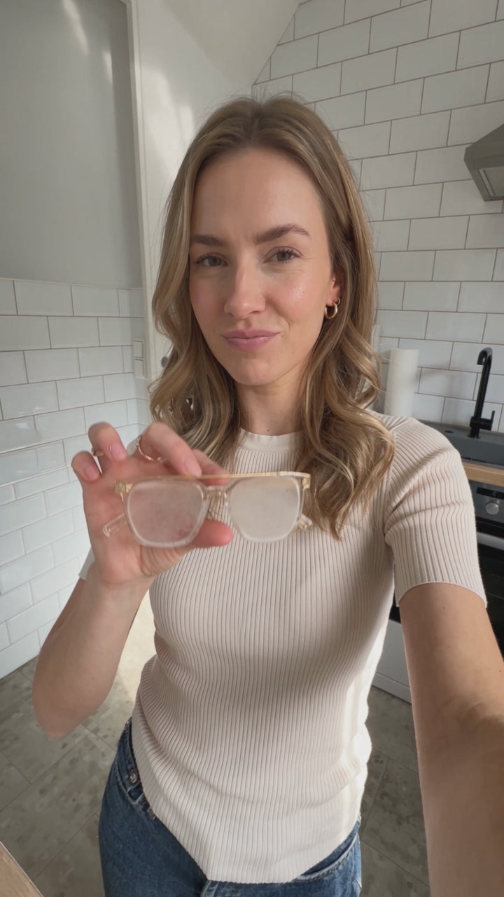 EyeAm Brillenbad im Alltag, Clip 3, mit KI-Unterstützung erstellt
